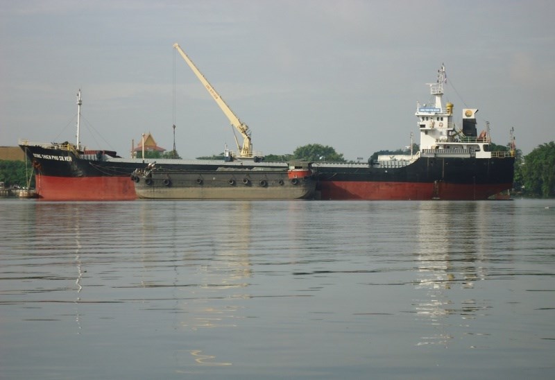 Tàu Việt Nam bị lật trên sông Yangon 